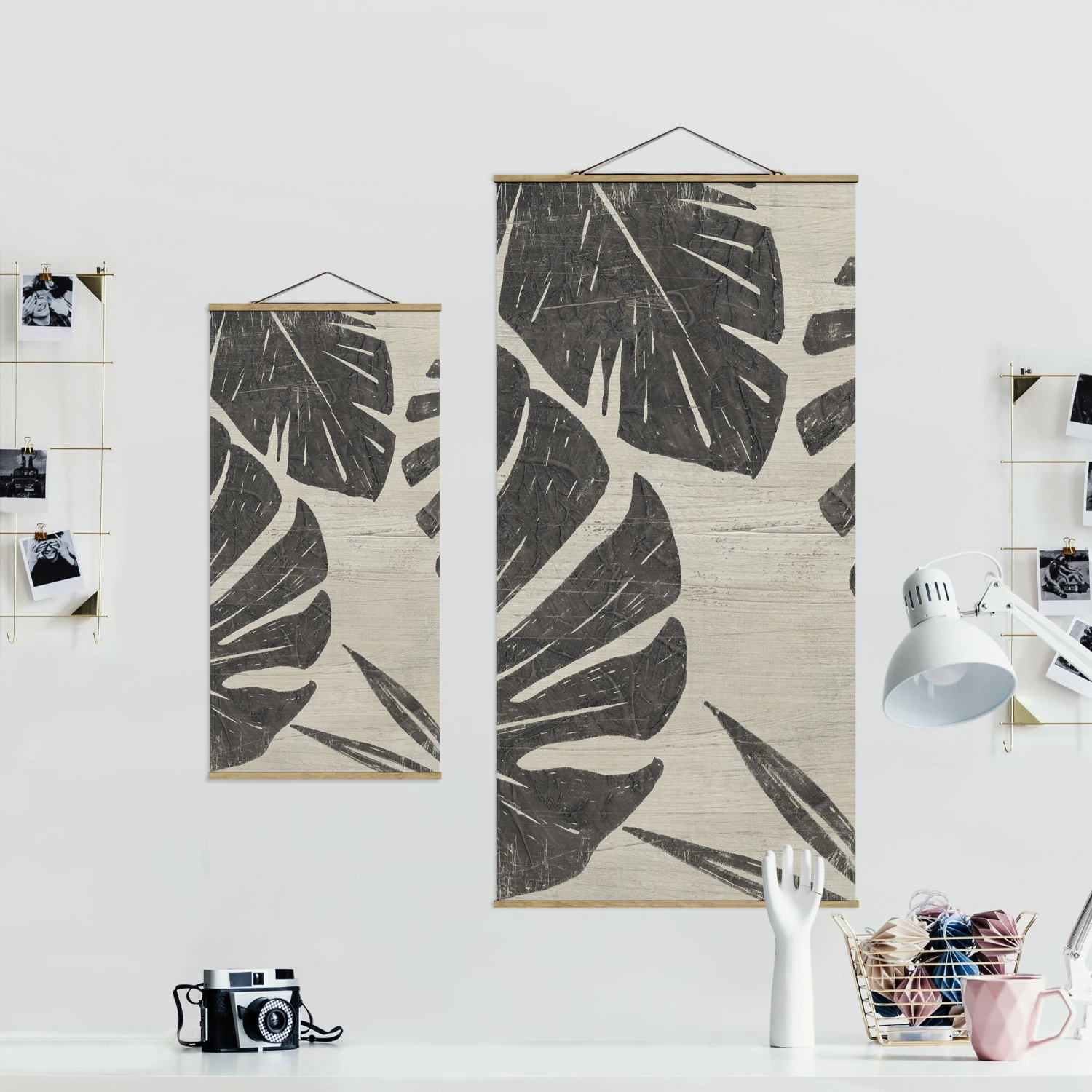 Stoffbild Mit Posterleisten - Palmenblätter Vor Hellgrau In Grau – Bild 7